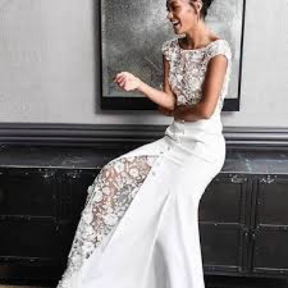 High waisted in crepe floral tulle. Slit front and large buttons on skirt. - Picture 3 of 4